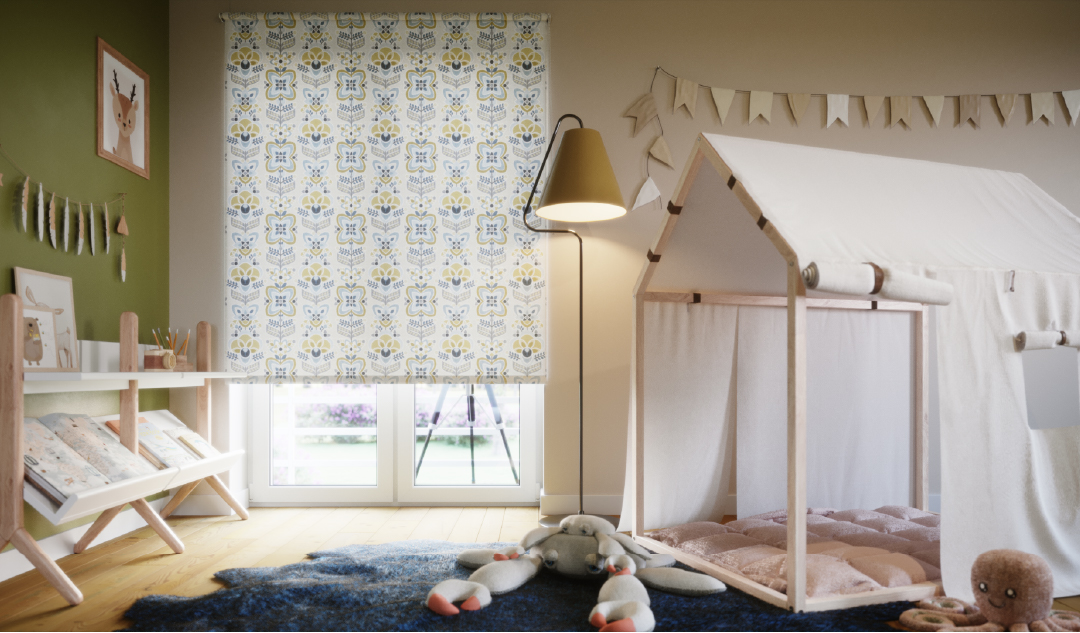 Store enrouleur tamisant à motif dans une chambre d'enfant