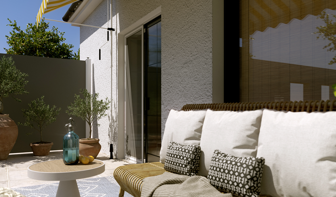 Store à projection et paravent extérieur rétractable pour se protéger des regards indiscrets et du soleil sur une terrasse en été