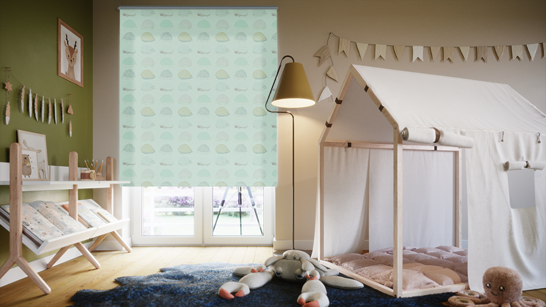 Store enrouleur à motifs dans une chambre d'enfant