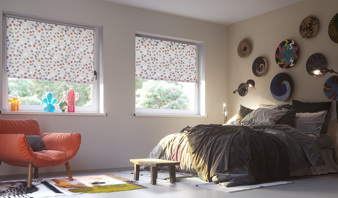 Store enrouleur tamisant à motifs dans une chambre à coucher