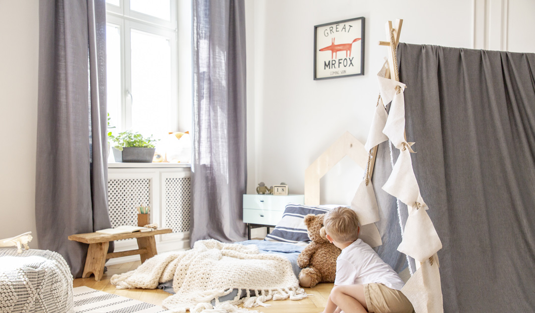 Les rideaux gris pour une chambre d'enfant 