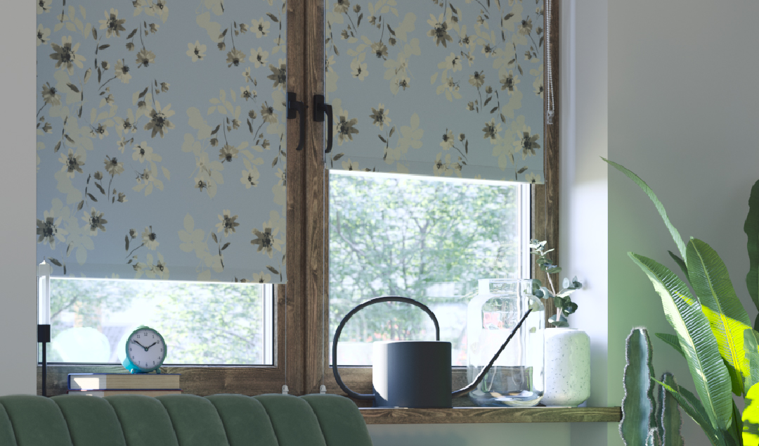 Store à motifs fleuris dans une chambre