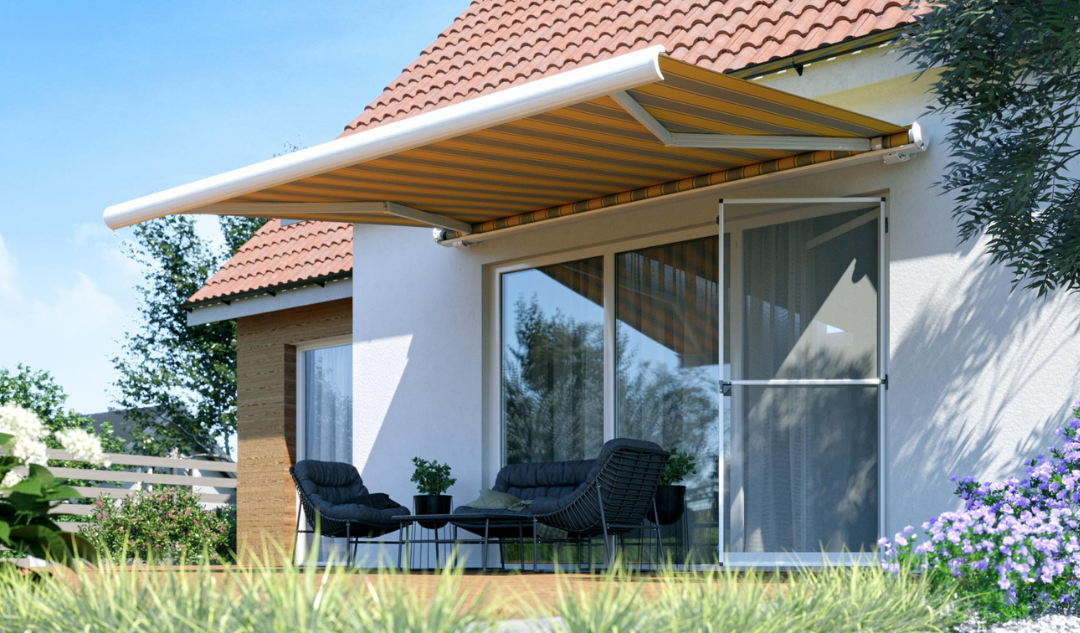 Store bateau rouge fenetres multiples salon