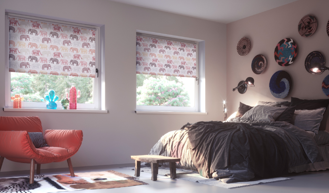Store enrouleur à motifs elephants rose dans une chambre