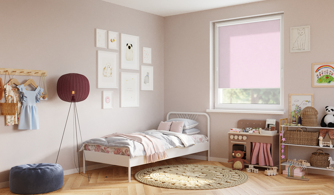 Store enrouleur rose pâle pour une chambre à coucher