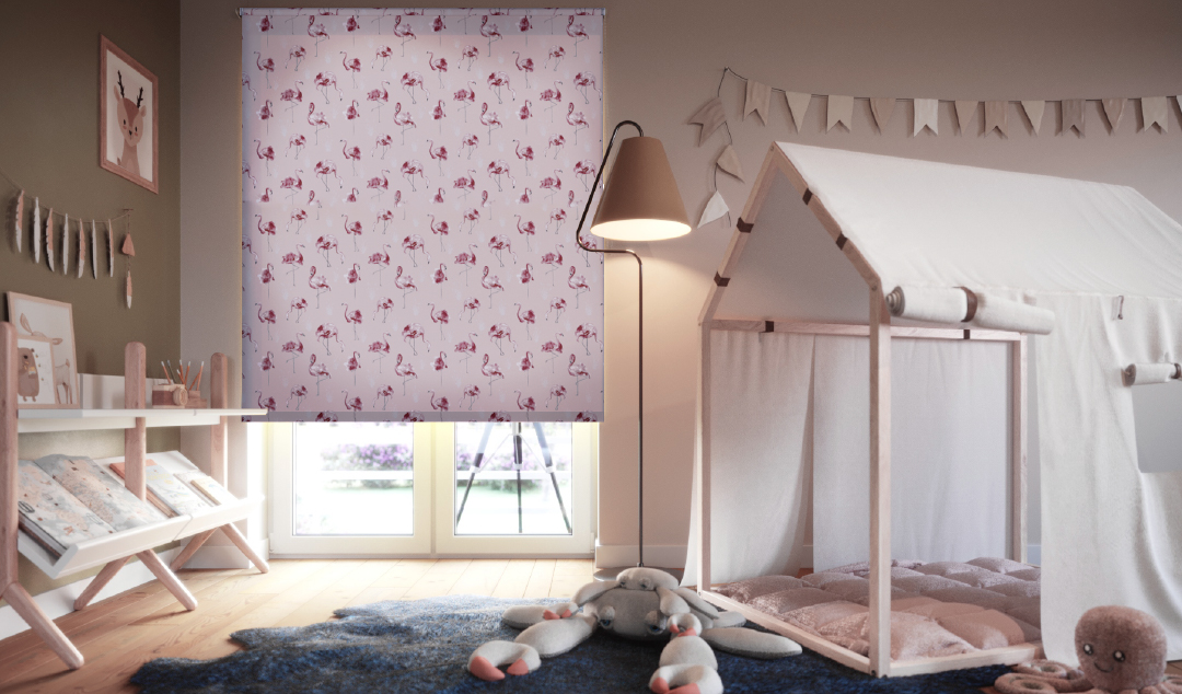 Store enrouleur à motifs flamand rose dans une chambre d'enfant