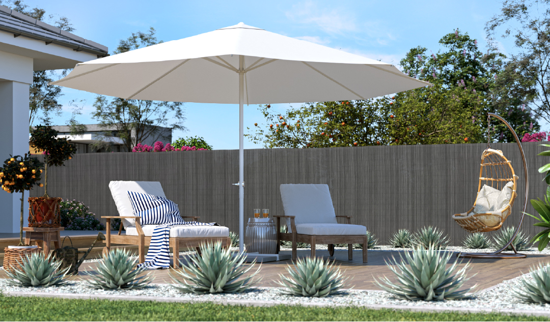 Chaises longues sous un parasol
